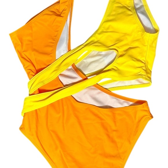 Cutout & Color! 🔥 One-Shoulder Swimsuit Size S – Poolside Perfection! - Picture 4 of 9